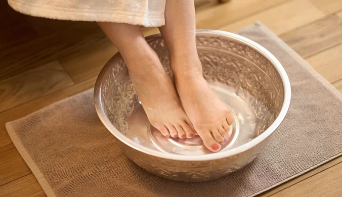 Najlepsze kąpiele stóp dla kobiet po 50. Naturalna ulga i pielęgnacja 