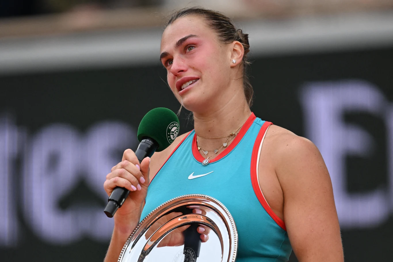 Aryna Sabalenka podczas ceremonii po finale Roland Garros 2025