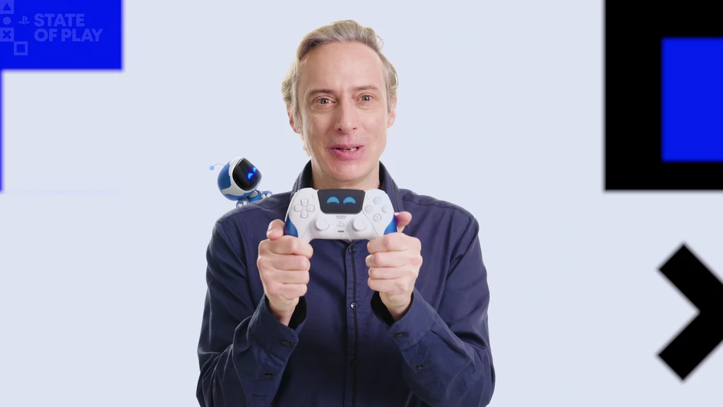 DualSense, który wita uśmiechem - czego można chcieć więcej? Mężczyzna trzymający kontroler do konsoli PlayStation 5, uśmiechnięty, w tle widoczne graficzne elementy i postać robota Astro Bot.