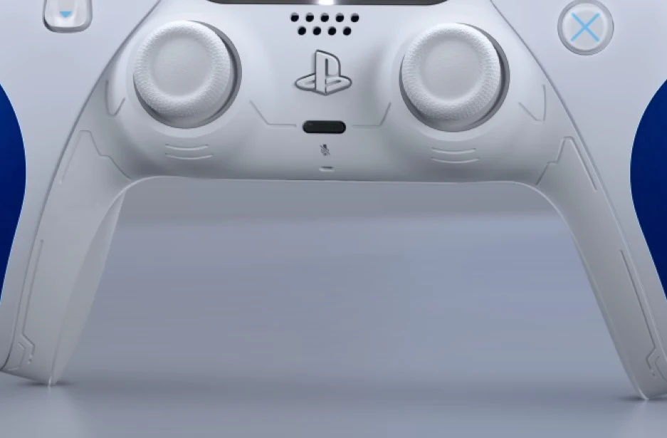 Sony PlayStation DualSense Astrobot Biały kontroler do konsoli PlayStation z charakterystycznymi gałkami analogowymi i przyciskami, widoczny fragment logo PlayStation pośrodku, z przewagą koloru białego na tle jasnoszarego.