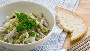 Fasolkę w sosie śmietankowym można jeść jako przekąskę, np. z kromką chleba