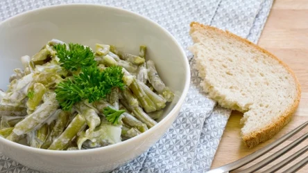 Fasolkę w sosie śmietankowym można jeść jako przekąskę, np. z kromką chleba