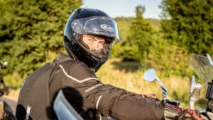 Nie zatankujesz bez kasku. Koniec z samowolką na motocyklach