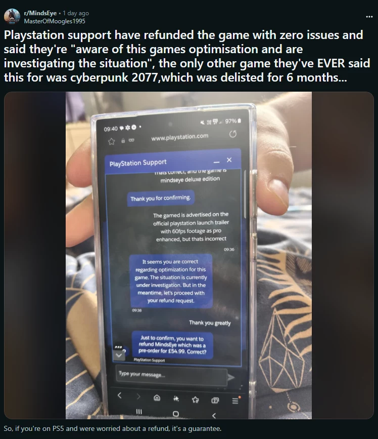 kłopoty MindsEye / źródło: Reddit Smartfon trzymany w dłoni, na ekranie widoczne są wiadomości od wsparcia PlayStation dotyczące zwrotu pieniędzy za grę, w tle rozmazany wzór na pościeli lub ubraniu.