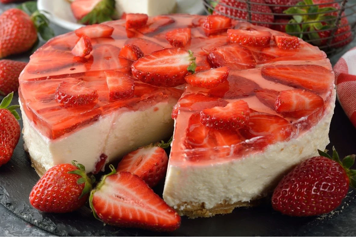 Sernik z truskawkami na zimno to klasyk wśród deserów na lato