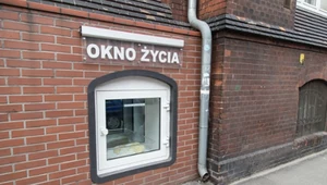 Niemowlę znalezione w oknie życia. Przy nim różne przedmioty 