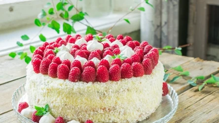 Tort malinowy to idealne połączenie słodyczy i kwaskowatości