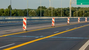Białe, czy żółte linie na drodze? Kierowcy nie wiedzą i płacą 250 zł kary 