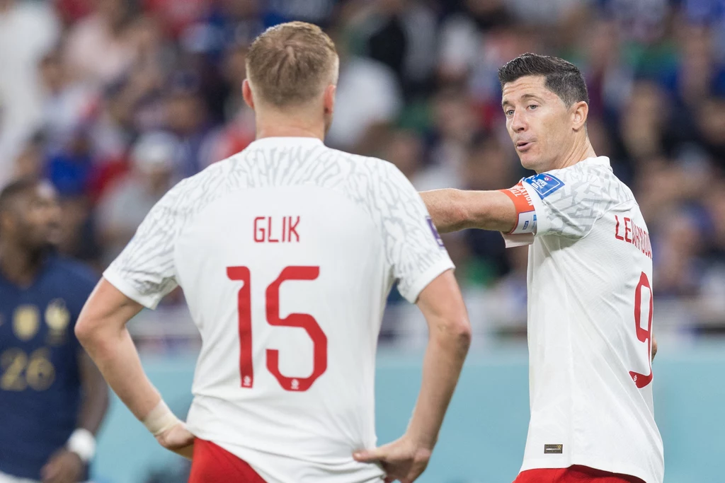 Kamil Glik wysłuchuje wskazówek kapitana drużyny narodowej Kamil Glik wysłuchuje wskazówek kapitana drużyny narodowej