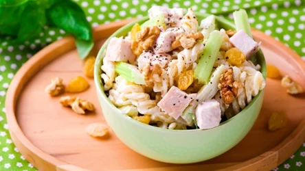 Sałatka makaronowa z szynką i orzechami syci na dłużej