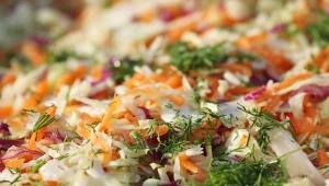 Letnia surówka jest kolorowa, soczysta i pasuje niemal do każdego obiadu