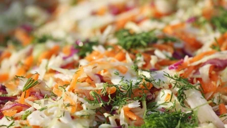 Letnia surówka jest kolorowa, soczysta i pasuje niemal do każdego obiadu