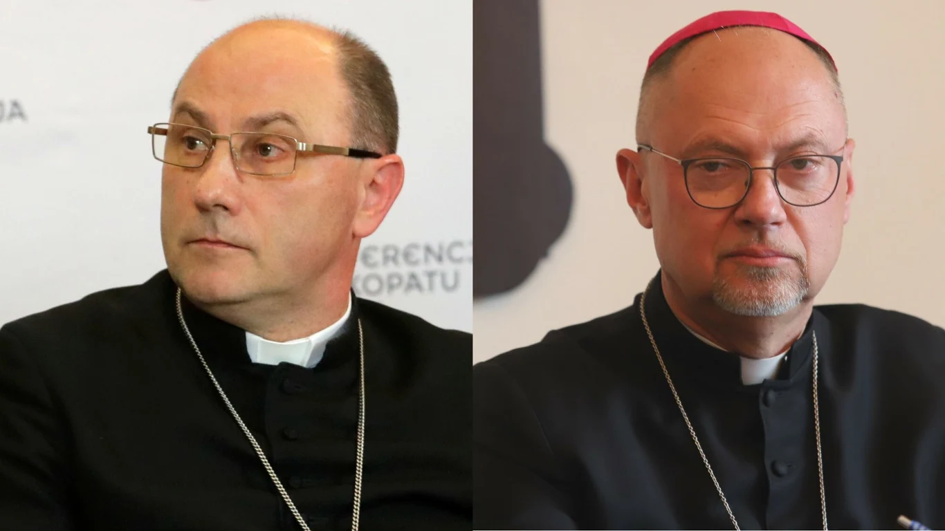 Zmiany w komisji ds. nadużyć wobec nieletnich. Prymas Polski stracił funkcję Dwóch mężczyzn w strojach duchownych siedzi obok siebie, każdy z nich nosi okulary, na szyjach mają łańcuszki z krzyżem, jeden z nich ma na głowie charakterystyczną piuskę.