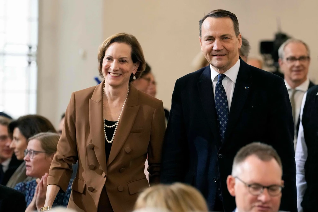 Radosław Sikorski i Ann Applebaum wezmą udział w tajnym spotkaniu Grupy Bilderberg Radosław Sikorski i Ann Applebaum wezmą udział w tajnym spotkaniu Grupy Bilderberg