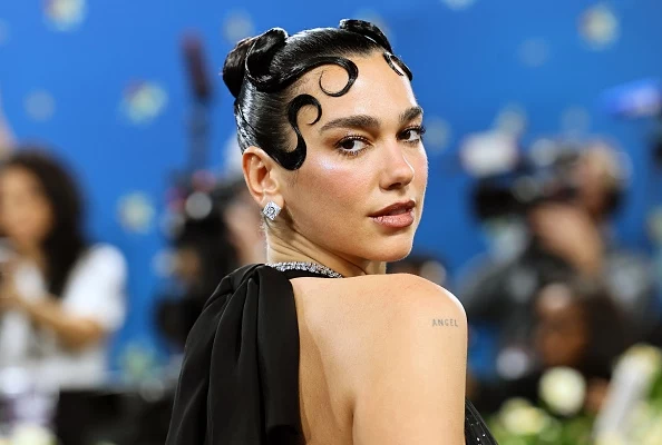 Dua Lipa jest zaręczona Dua Lipa jest zaręczona