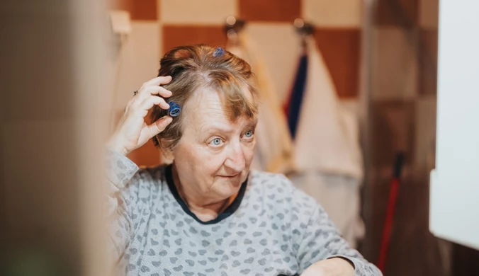 Farbowanie włosów po 70-tce. Jak nie przesadzić i wyglądać naturalnie?