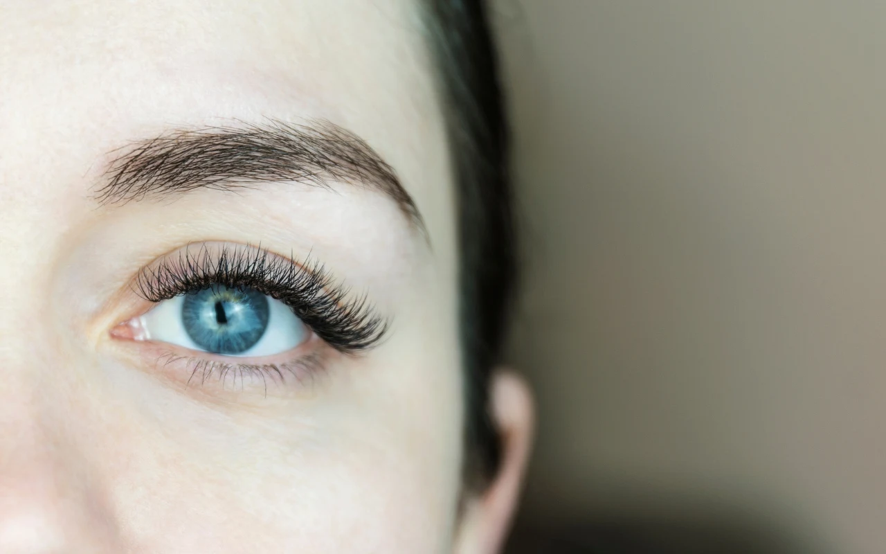 Długie rzęsy bez drogich zabiegów