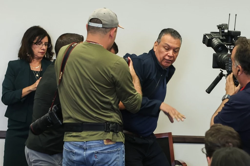 Senator USA Alex Padilla został siłą wyprowadzony z konferencji prasowej Senator USA Alex Padilla został siłą wyprowadzony z konferencji prasowej