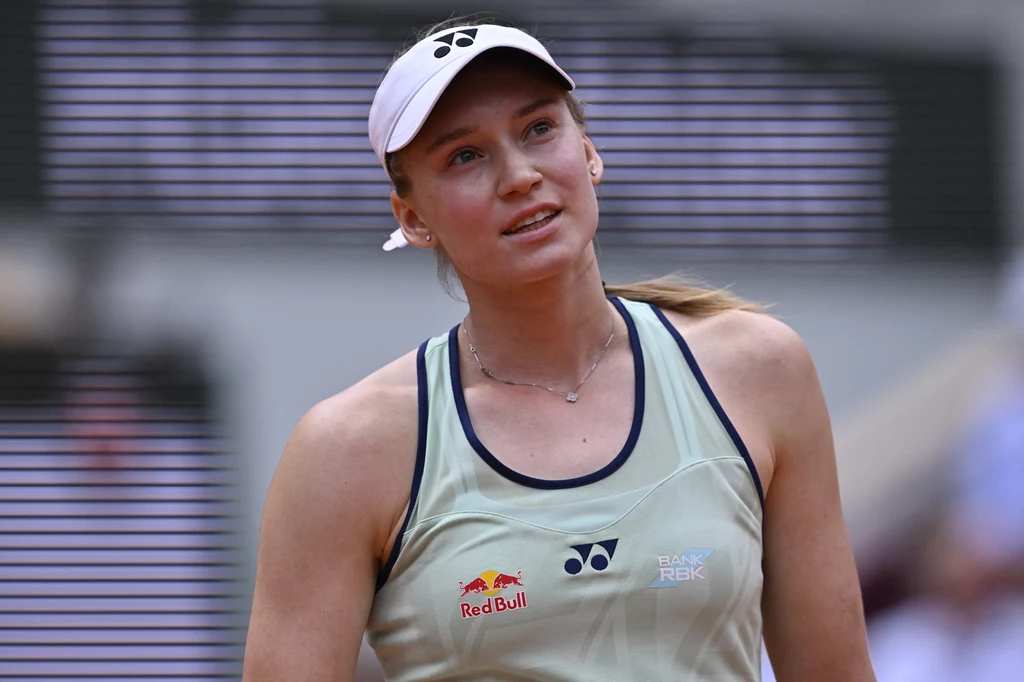 Jelena Rybakina podczas meczu z Igą Świątek na Roland Garros 2025 Jelena Rybakina podczas meczu z Igą Świątek na Roland Garros 2025