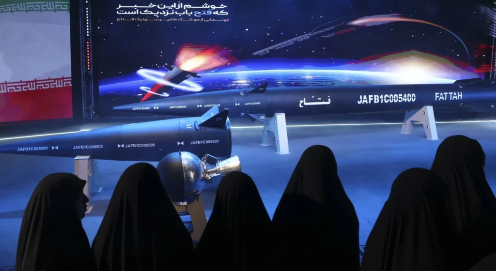 W 2023 r. Iran dołączył do wyścigu po broń hipersoniczną, prezentując swój pocisk Fattah W 2023 r. Iran dołączył do wyścigu po broń hipersoniczną, prezentując swój pocisk Fattah