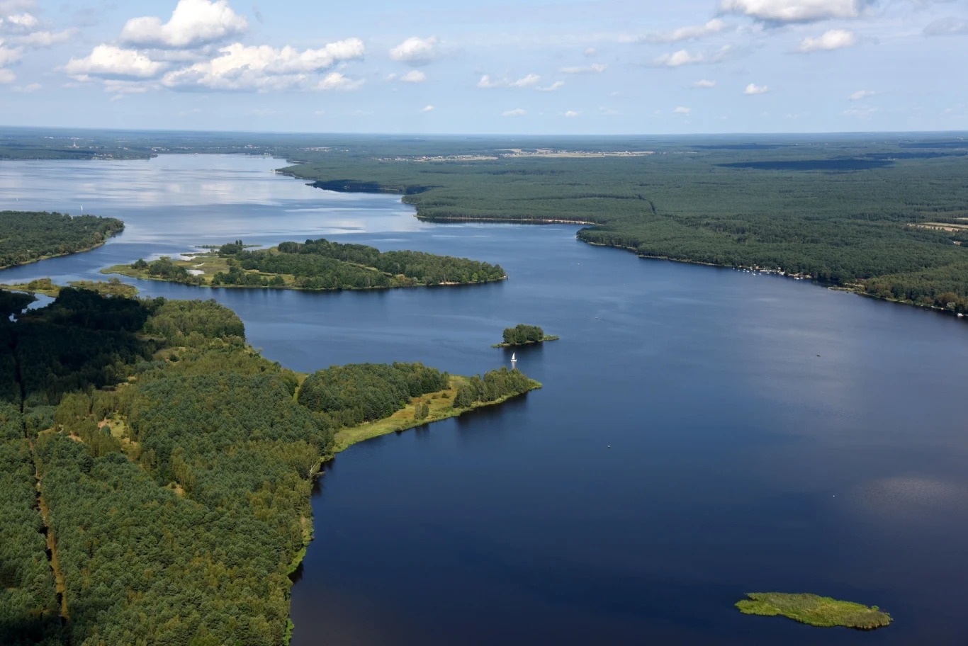 Zalew Sulejowski powstał, by zaopatrywać Łódź w wodę pitną, jednak dzisiaj dodatkowo pełni funkcję rekreacyjną i turystyczną. 