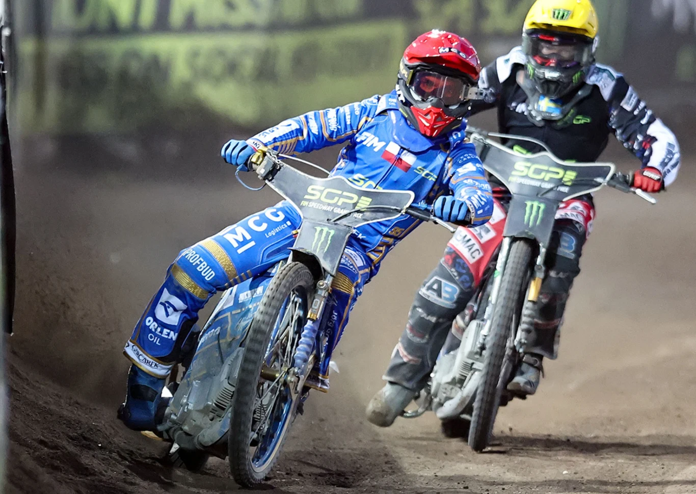 Bartosz Zmarzlik przed Fredrikiem Lindgrenem. Grand Prix Czech.