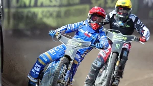 Bartosz Zmarzlik przed Frederikiem Lindgrenem. Grand Prix Czech.