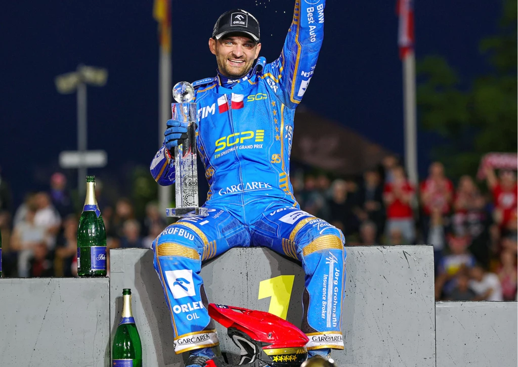 Bartosz Zmarzlik na podium Grand Prix Czech. Bartosz Zmarzlik na podium Grand Prix Czech.