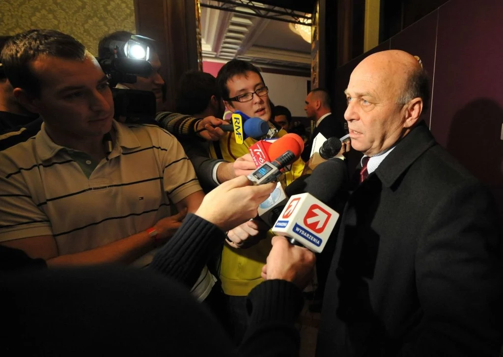 Grzegorz Lato przed dziennikarzami, 2012 r. Grzegorz Lato przed dziennikarzami, 2012 r.