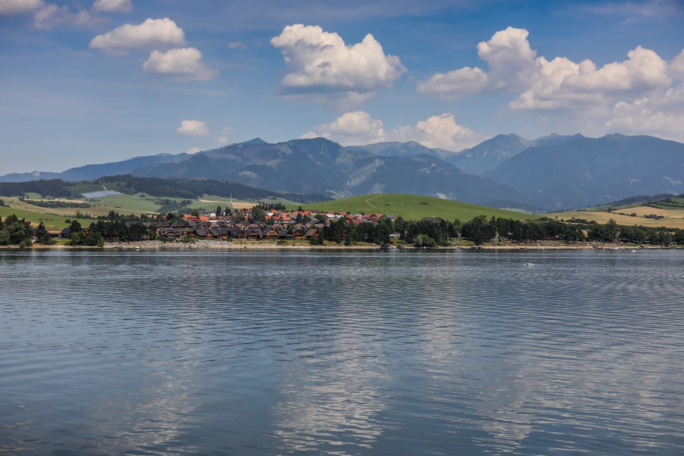 Jezioro Liptovská Mara nazywane jest również "słowackim morzem". Dlaczego warto wybrać się tam na wakacyjny wyjazd?
