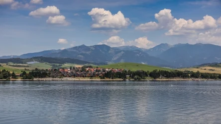 Jezioro Liptovská Mara nazywane jest również "słowackim morzem". Dlaczego warto wybrać się tam na wakacyjny wyjazd?