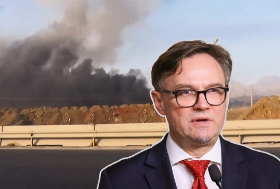Rzecznik MSZ apeluje po ataku Izraela na Iran Mężczyzna w garniturze i okularach, z mikrofonem podczas przemówienia, na tle intensywnego zadymienia, prawdopodobnie spowodowanego pożarem lub wybuchem w terenie industrialnym lub przydrożnym.