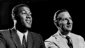 Czerwiec 1958. Elgin Baylor podpisuje kontrakt z Minneapolis Lakers. Obok zawodnika Bob Short - ówczesny właściciel drużyny i człowiek, który budował jej siłę na przełomie lat 50. i 60. kotnraktując gwiazdy takie jak "The Rabbit" czy Jerry West