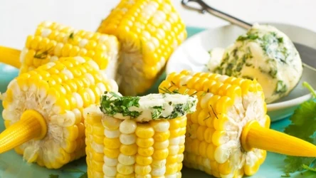 Gotowana kukurydza z masłem ziołowym to pyszna przekąska lub lekka kolacja