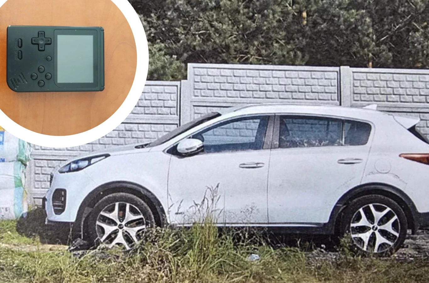 50-letni mieszkaniec Katowic został zatrzymany w maju 2024 roku na gorącym uczynku, podczas próby kradzieży Hyundaia w Rudzie Śląskiej. Biały samochód osobowy zaparkowany obok betonowego płotu na tle zarośli oraz przenośna konsola do gier koloru czarnego umieszczona w okrągłym polu w lewym górnym rogu.