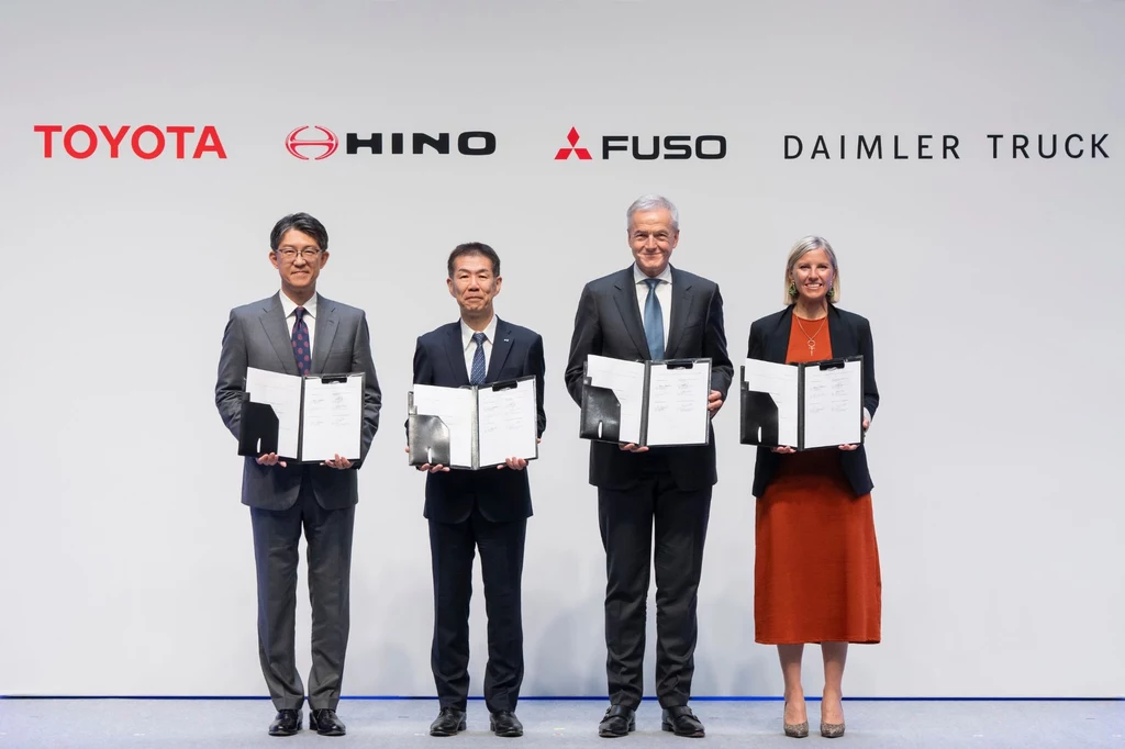 Toyota i Daimler Truck połączyły swoje japońskie oddziały pojazdów użytkowych. Toyota i Daimler Truck połączyły swoje japońskie oddziały pojazdów użytkowych.