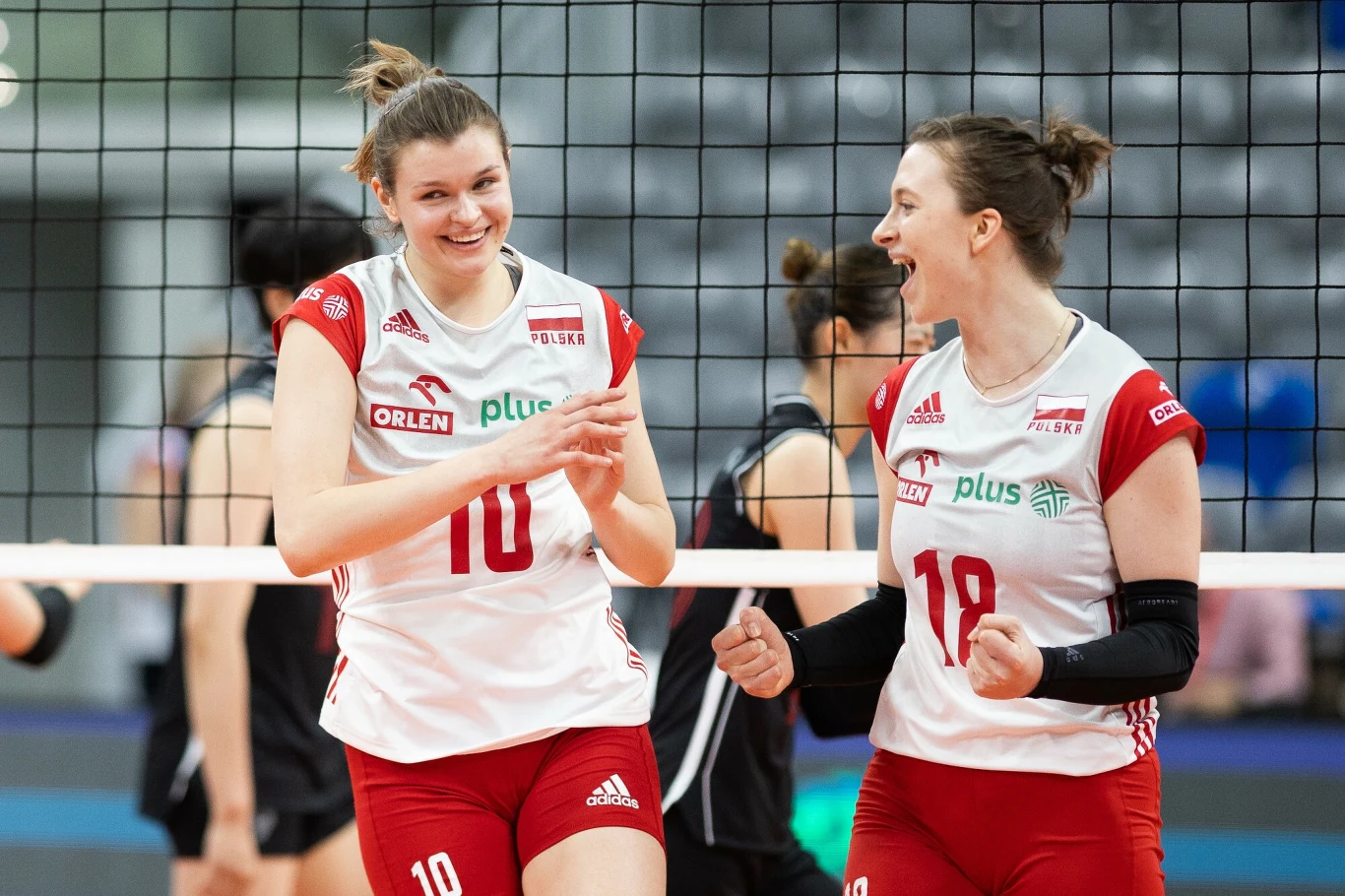 Monika Lampkowska (po lewej) w barwach reprezentacji Polski Monika Fedusio (po lewej) w barwach reprezentacji Polski