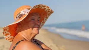 Jak bezpiecznie korzystać z plaży latem? Poradnik dla seniorów 
