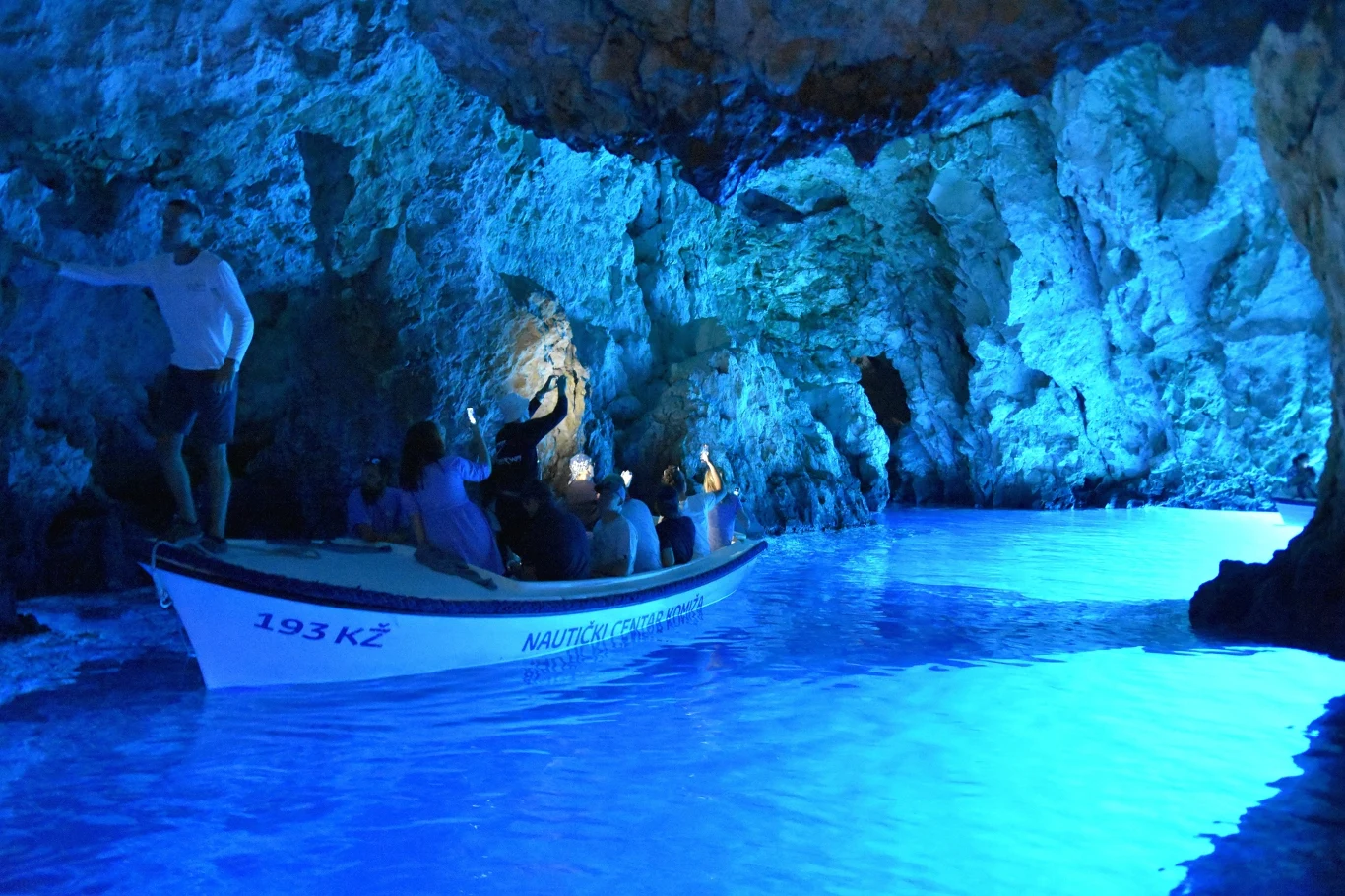 Błękitna Jaskinia to niezwykła atrakcji w Chorwacji. Jak można ją zwiedzić?