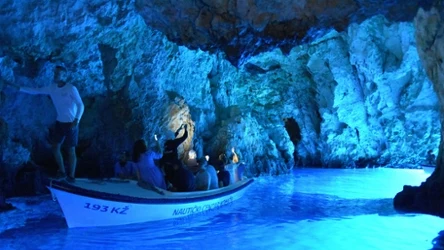 Błękitna Jaskinia to niezwykła atrakcji w Chorwacji. Jak można ją zwiedzić?
