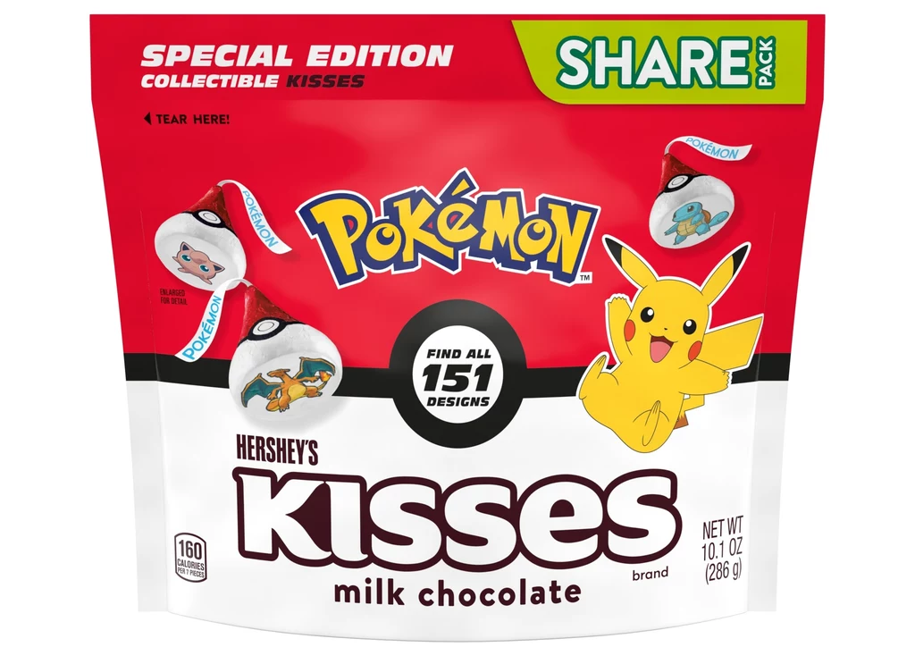 Opakowanie czekoladek Hershey's Kisses z edycji Pokemon Opakowanie czekoladek Hershey’s Kisses w specjalnej edycji tematycznej z Pokémonami, na froncie widoczny napis „Pokémon”, grafika Pikachu oraz ilustracje kilku innych postaci z serii, kolorystyka czerwono-biała, oznaczenie „Share Pack”.
