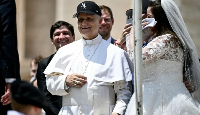 Papież Leon XIV w czapce Chicago White Sox. Dzięki temu gestowi zyskał miano ikony stylu 2025 r.