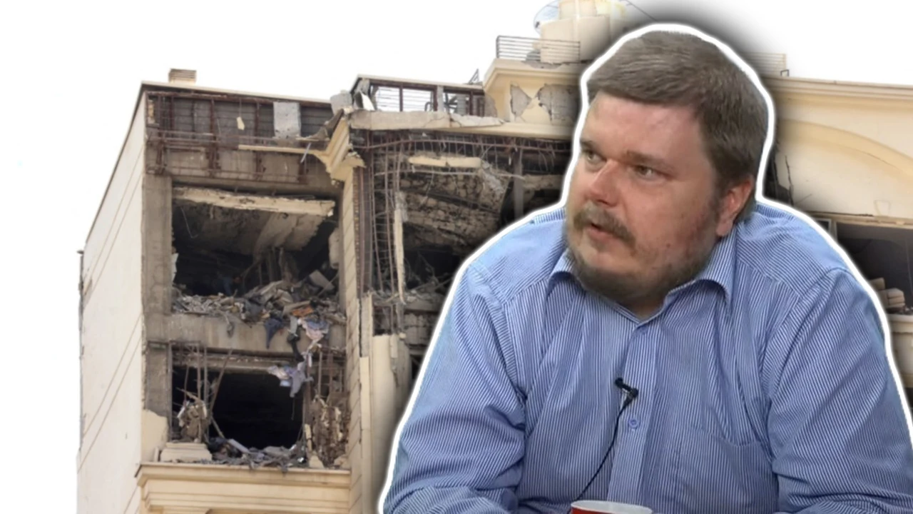Paweł Rakowski o izraelskim ataku na Iran Zniszczony budynek z odsłoniętymi piętrami i ruinami, obok wstawiona sylwetka mężczyzny w niebieskiej koszuli, patrzącego w bok.