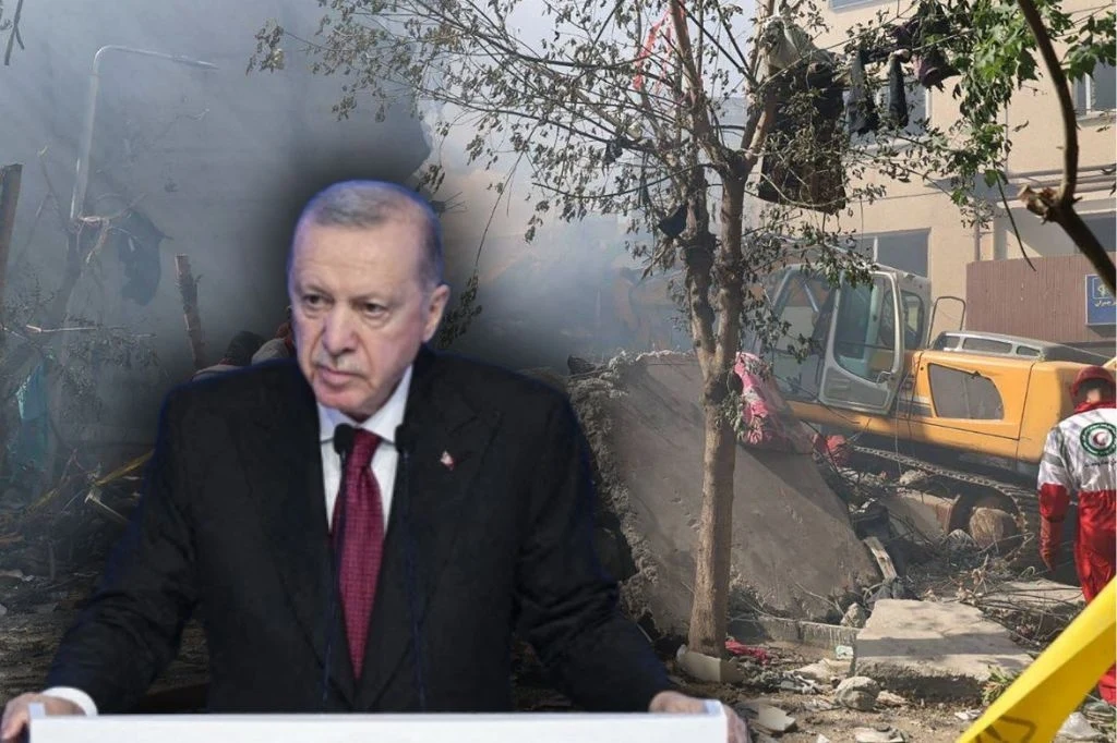 Recep Tayyip Erdogan potępia ataki Izraela. Wprost stwierdza, że trzeba ja powstrzymać Mężczyzna w garniturze i z poważnym wyrazem twarzy znajduje się na pierwszym planie, w tle widoczne są zniszczenia, dym, uszkodzone pojazdy oraz osoby w odzieży ratowniczej pracujące przy gruzach.
