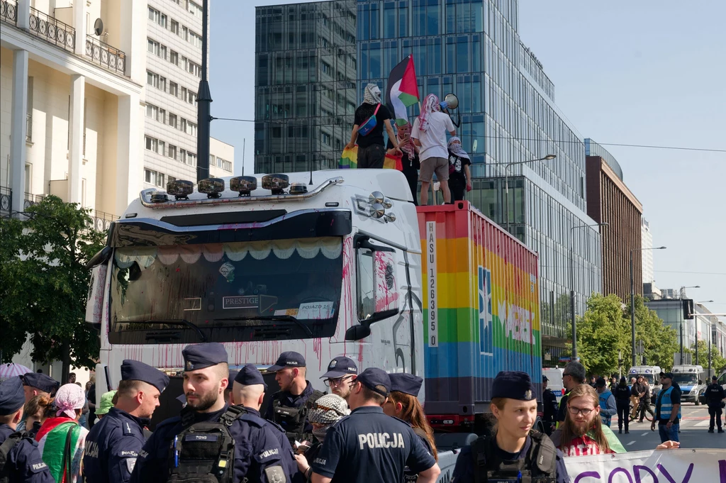 Parada równości w Warszawie. Doszło do incydentu, interweniowała policja Parada równości w Warszawie. Doszło do incydentu, interweniowała policja
