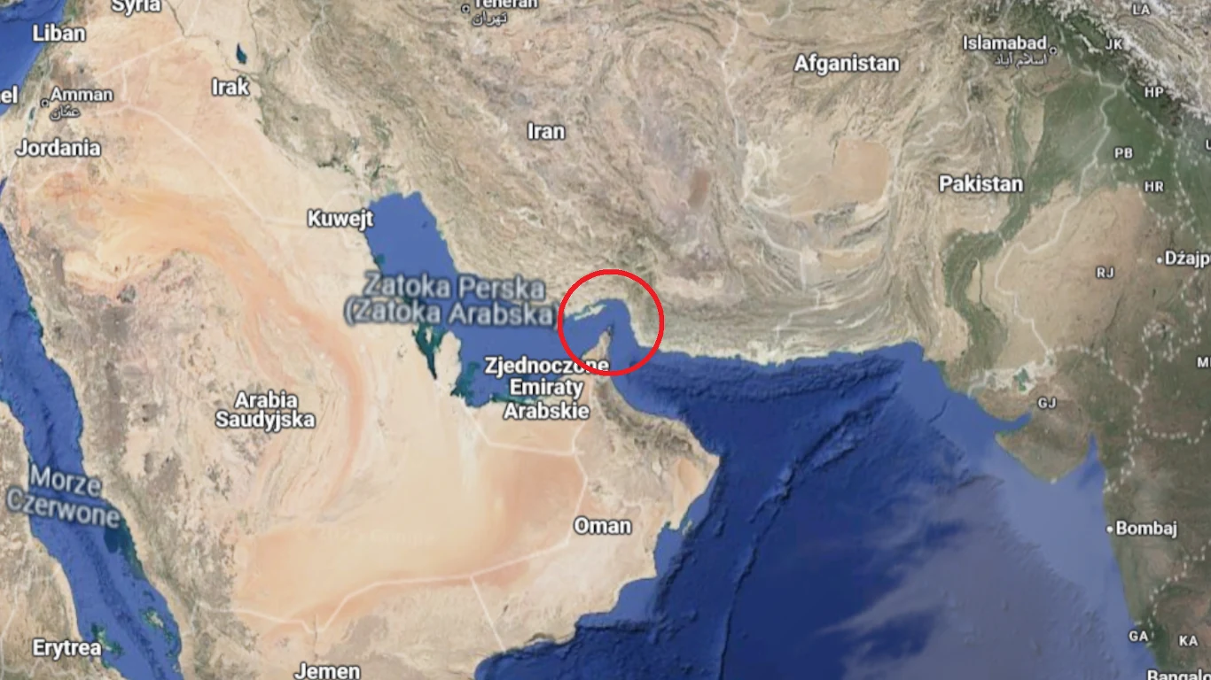 Mapa satelitarna regionu Bliskiego Wschodu z widocznymi granicami państw, zaznaczoną na czerwono cieśniną Ormuz oraz oznaczonymi krajami takimi jak Iran, Irak, Arabia Saudyjska, Zjednoczone Emiraty Arabskie i Oman.