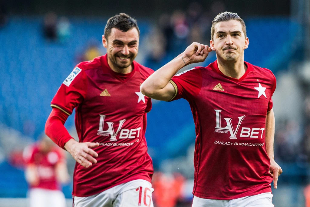 Carlitos (z prawej) po tytuł króla strzelców Ekstraklasy sięgał jako zawodnik Wisły Kraków