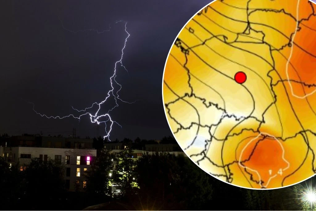 Prognoza pogody. Gdzie jest burza? Wydano alerty dla kilku województw Błyskawica rozjaśniająca nocne niebo nad miastem, po lewej stronie widoczne zabudowania i sylwetki drzew, po prawej wycinek mapy pogodowej z obszarem zaznaczonym na pomarańczowo i czerwono oraz czerwoną kropką lokalizacyjną.