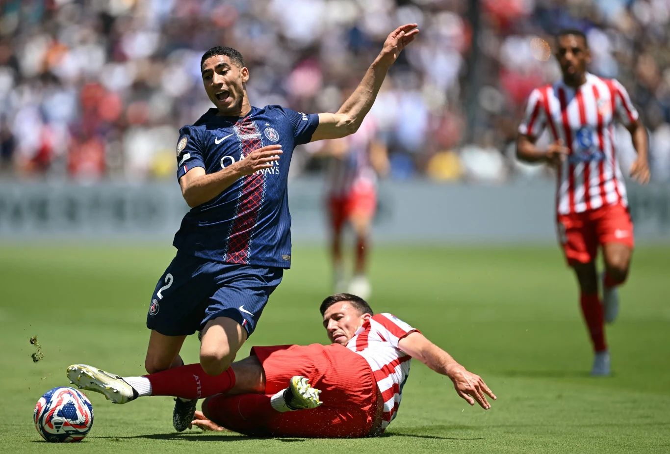 Achraf Hakimi w akcji ofensywnej zatrzymanej faulem