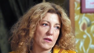 Blondyna (Hanna Klepacka) postanowi sprawdzić, na jakim etapie jest śledztwo w sprawie Poli 